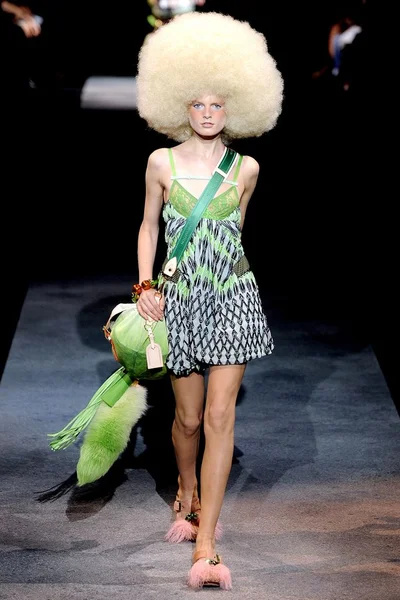 Look 16